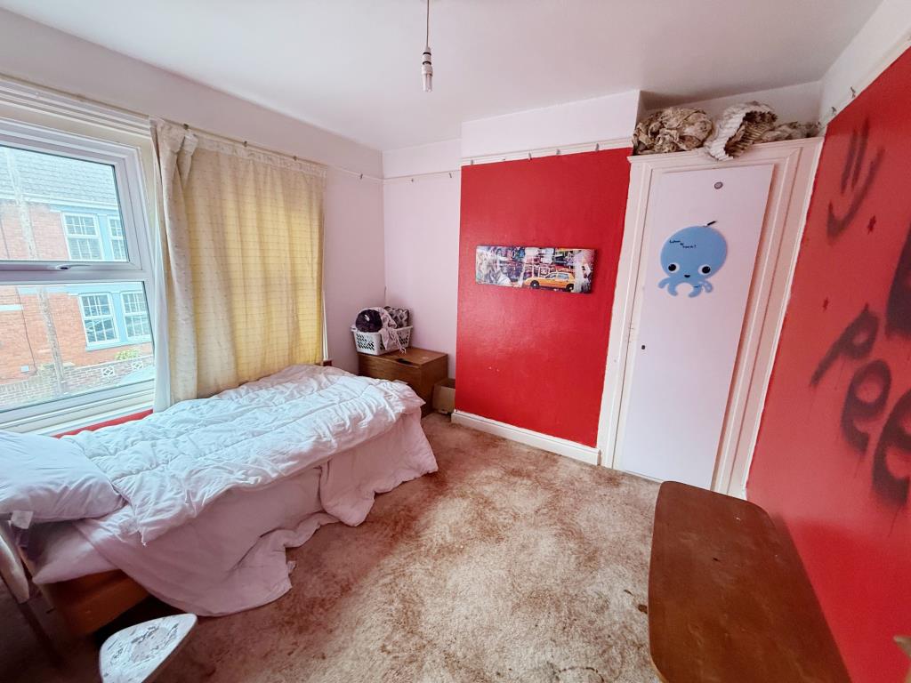 Lot: 111 - ESTABLISHED FOUR-BEDROOM TERRACE HOUSE FOR IMPROVEMENT - Bedroom 2 with window to the front